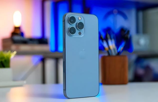 iPhone 13罕见降价 售价已跌破 5300 元（看我分析，现在入手买值不值？）