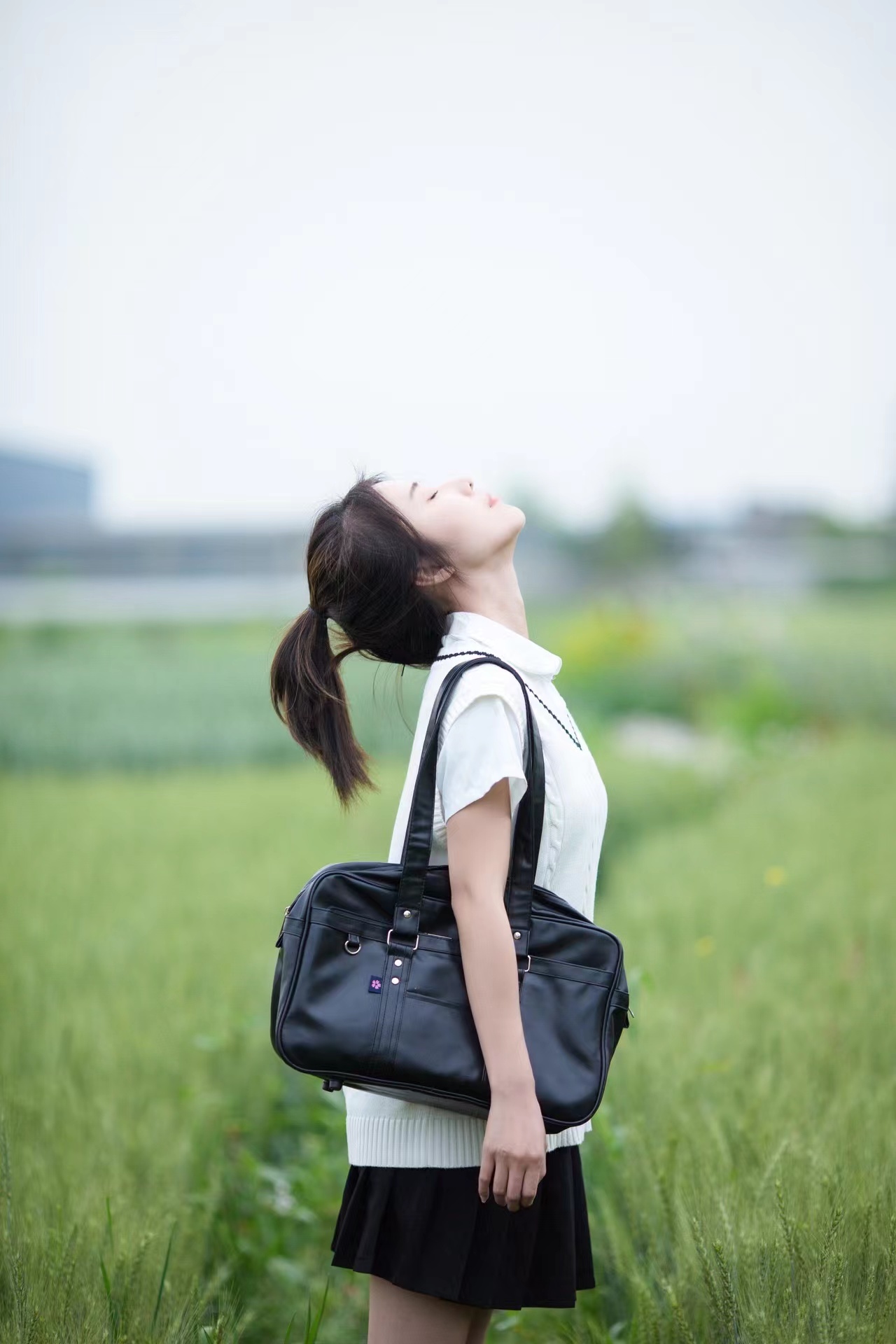 在绿色麦田里如何拍照好看（8张照片示例7个技巧）