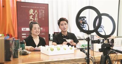 直播间和店铺产品一样吗？（探究直播间与店铺产品的异同，带你了解电商新玩法！）