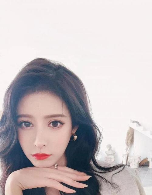 抖音美女为何层出不穷？（探究抖音上美女现象的背后原因，揭示美女经济的商业价值）