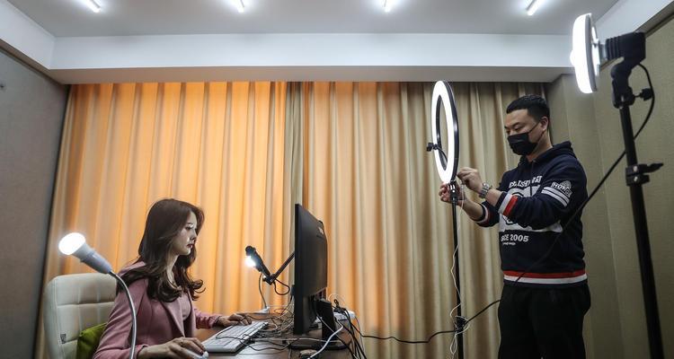 直播间怎样避免尴尬局面（掌握技巧让你的直播更生动）