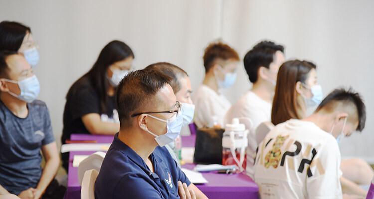 抖音达人直播再次掀起黄金时代（直播间是新经济下的赚钱法宝，直播带货成为新零售风口）