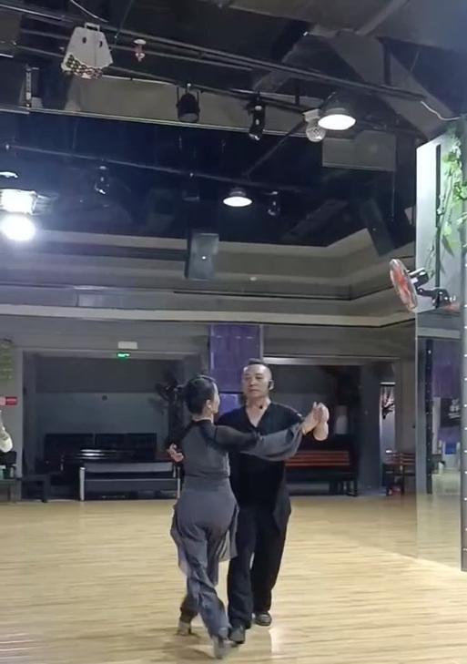 慢三步抖音作品怎么剪辑？剪辑技巧和步骤是什么？