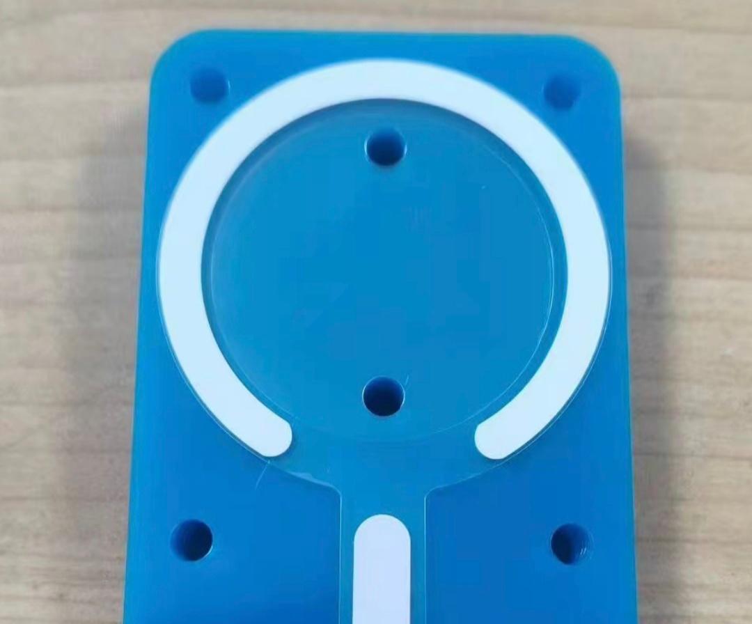iPhone 17 Pro新MagSafe设计曝光：圆形底部带开口，系统磁圈布局做了调整