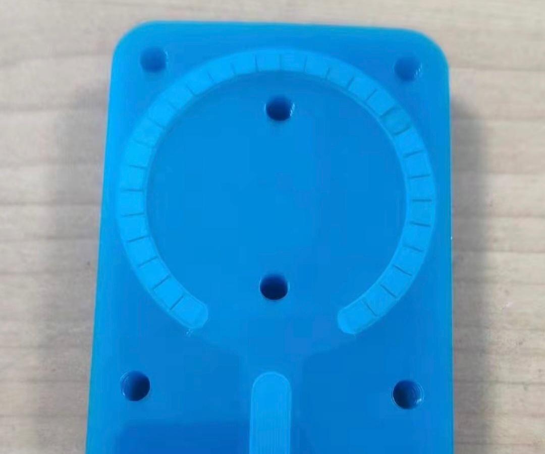 iPhone 17 Pro新MagSafe设计曝光：圆形底部带开口，系统磁圈布局做了调整