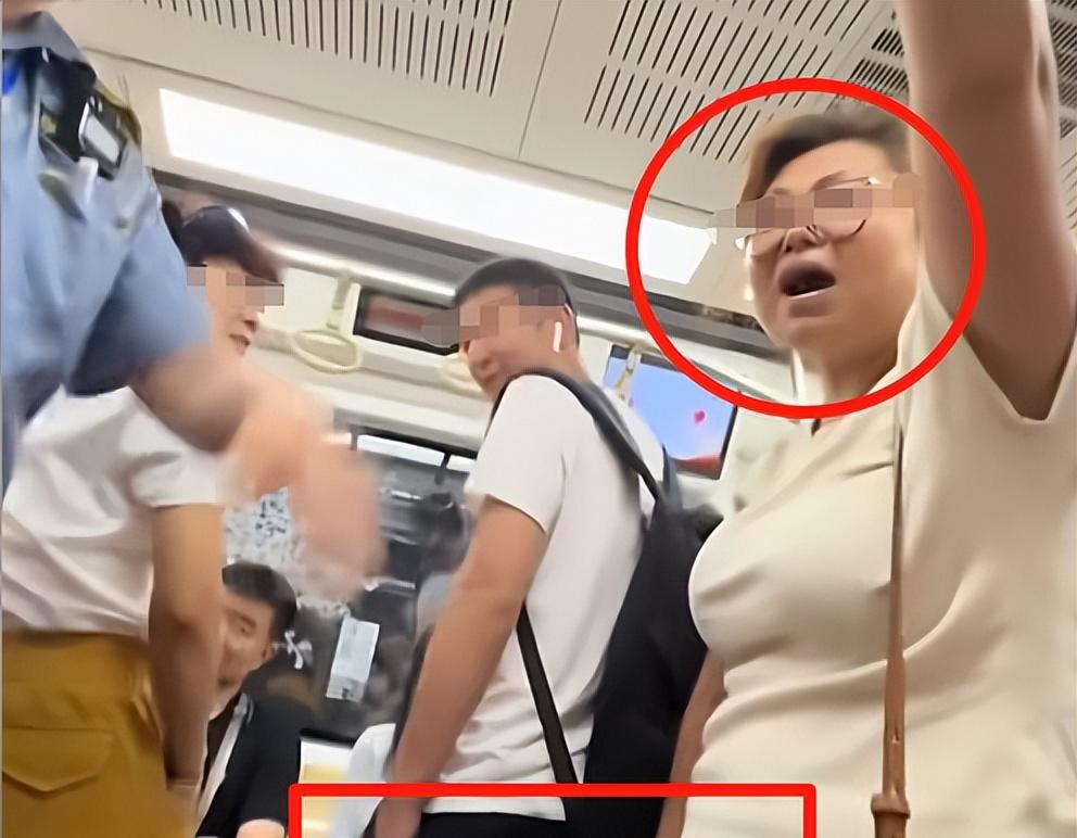 女子地铁中英文骂人续：讽刺素质不如美国，嘴脸嚣张，目击者发声