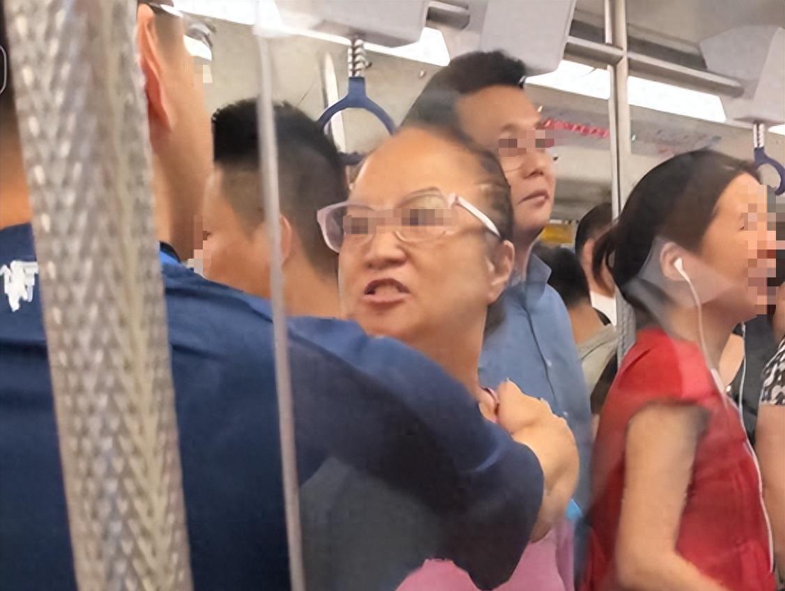 女子地铁中英文骂人续：讽刺素质不如美国，嘴脸嚣张，目击者发声