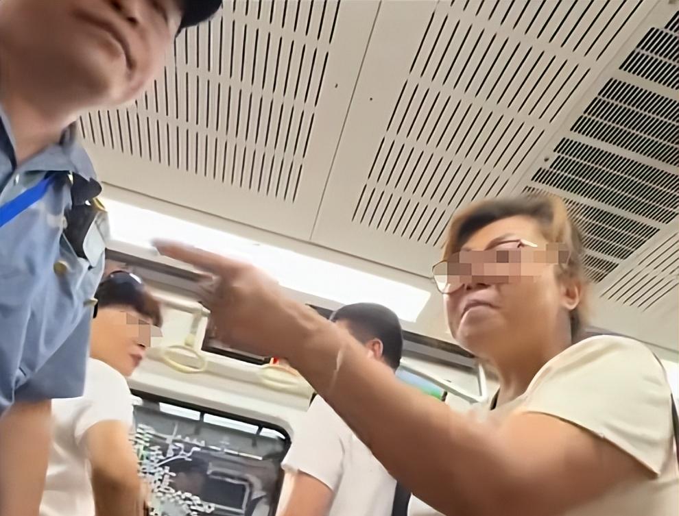 女子地铁中英文骂人续：讽刺素质不如美国，嘴脸嚣张，目击者发声