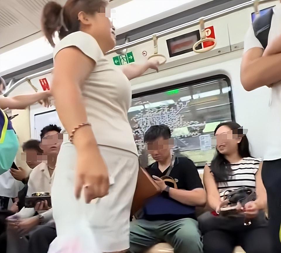 女子地铁中英文骂人续：讽刺素质不如美国，嘴脸嚣张，目击者发声