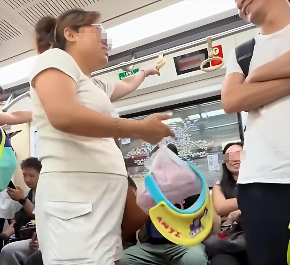 女子地铁中英文骂人续：讽刺素质不如美国，嘴脸嚣张，目击者发声
