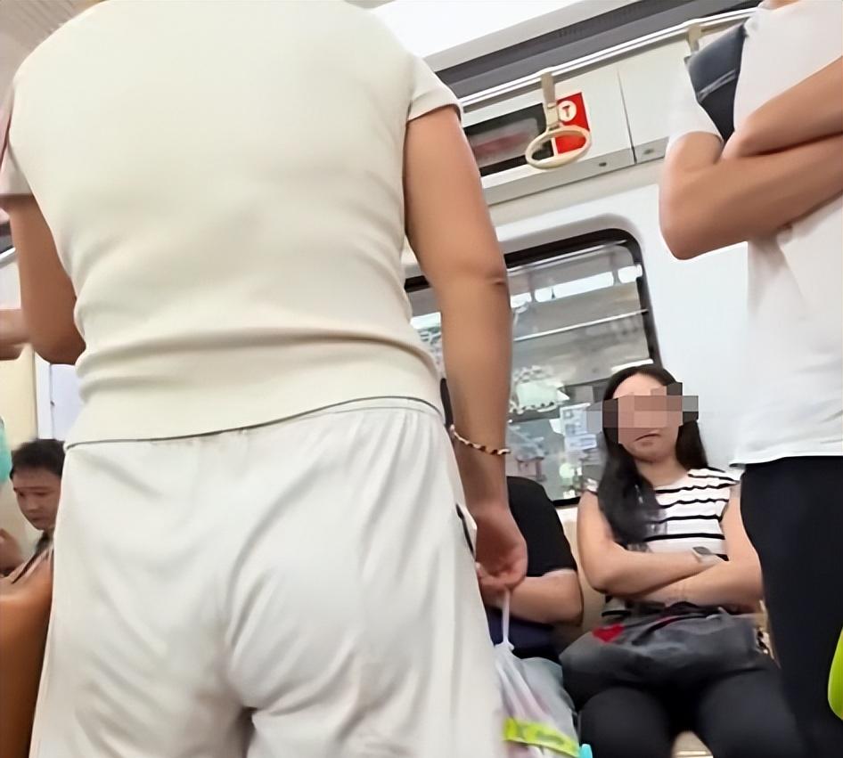 女子地铁中英文骂人续：讽刺素质不如美国，嘴脸嚣张，目击者发声
