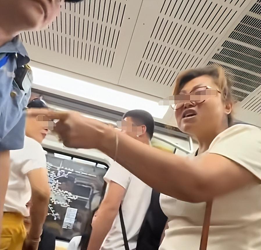 女子地铁中英文骂人续：讽刺素质不如美国，嘴脸嚣张，目击者发声