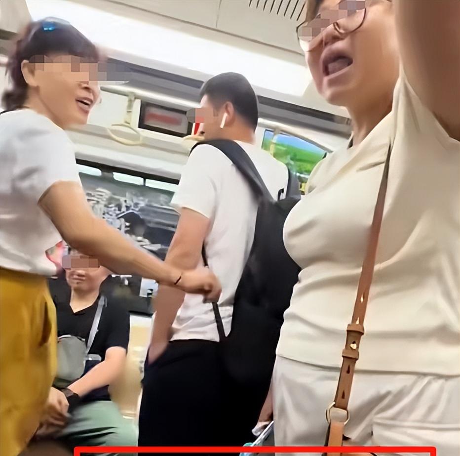 女子地铁中英文骂人续：讽刺素质不如美国，嘴脸嚣张，目击者发声