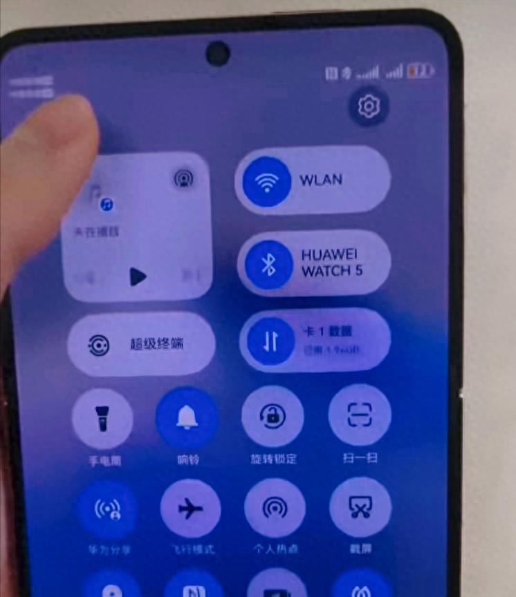 华为鸿蒙6.0控制中心曝光：横条没了？竖向交互改写10年使用习惯