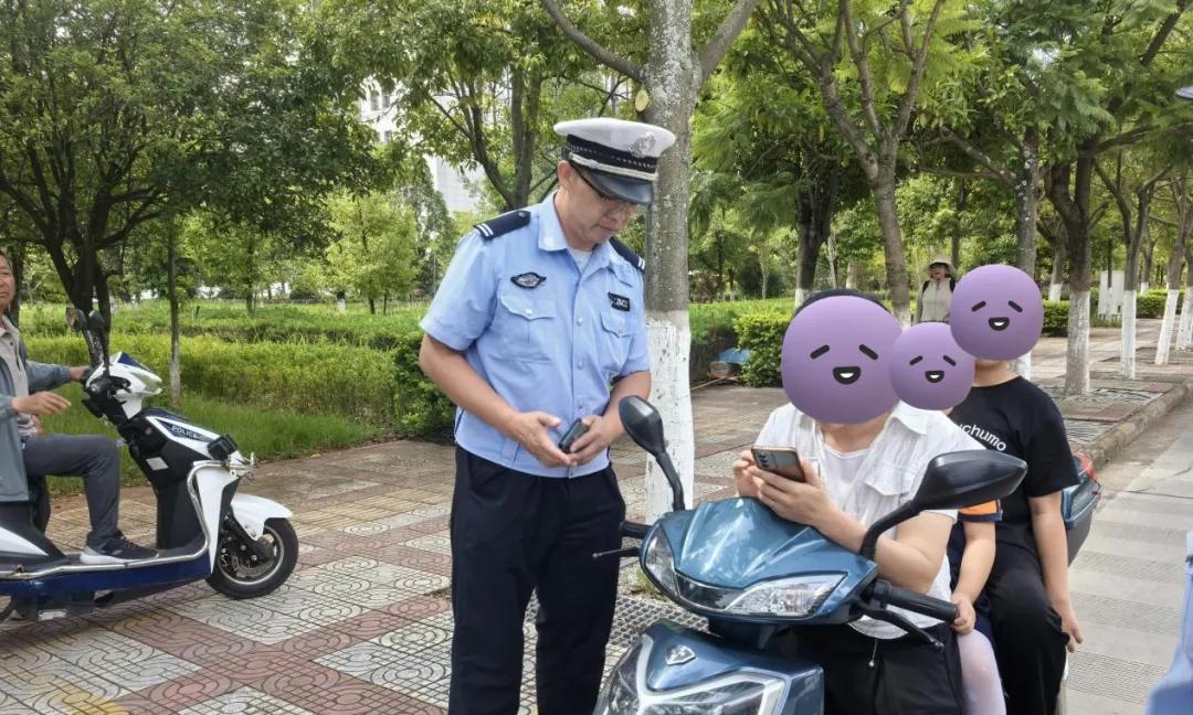 严查电动车载人！网友：鼓励多生，但后座超载扣车罚款，接娃咋办