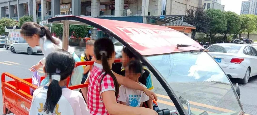 严查电动车载人！网友：鼓励多生，但后座超载扣车罚款，接娃咋办