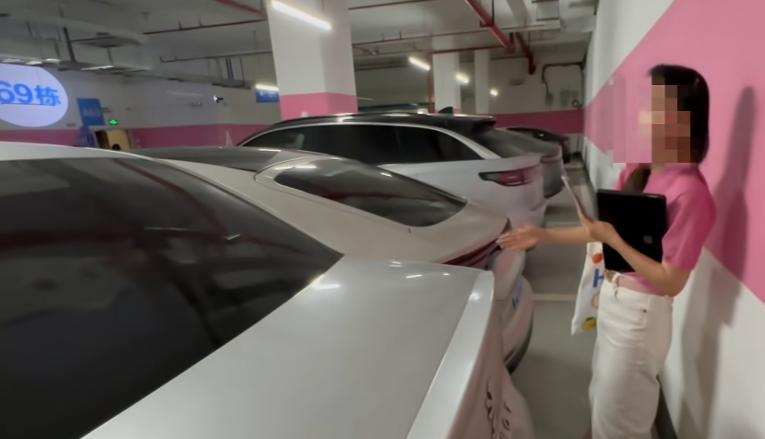 保时捷"采纳姐"，一车占两位反要道歉，身份被曝不一般，难怪嚣张