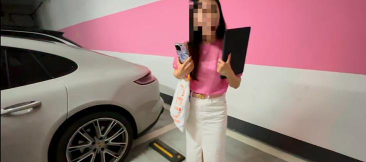 保时捷"采纳姐"，一车占两位反要道歉，身份被曝不一般，难怪嚣张