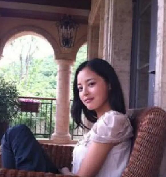 威尼斯这一夜，欧三影后辛芷蕾，给内娱的混子们狠狠“上了一课”