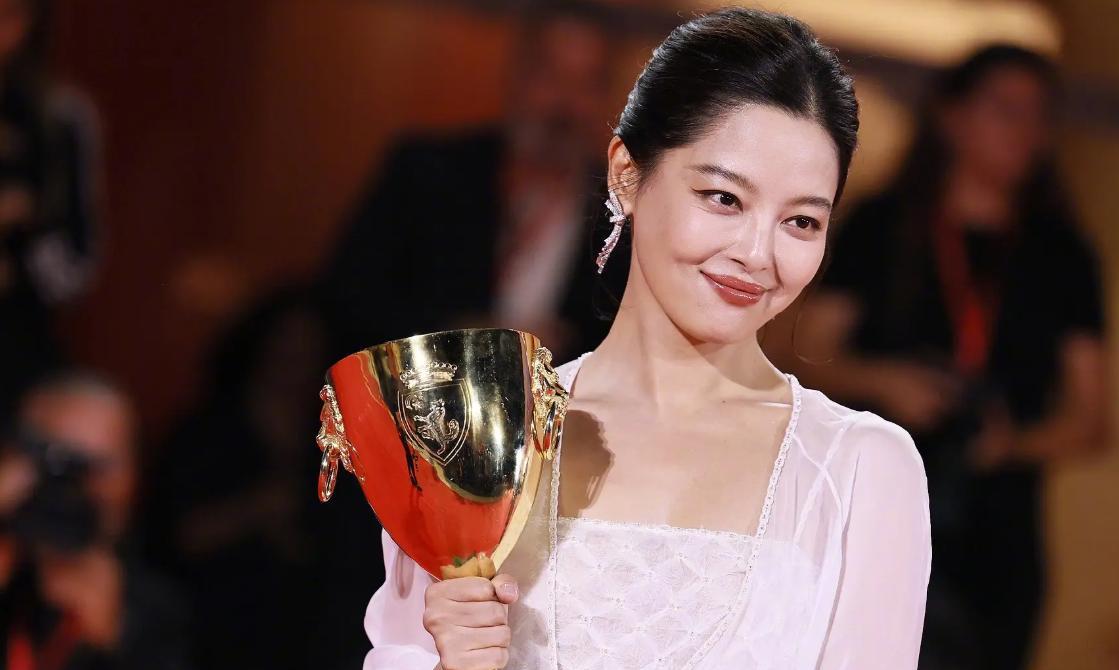 威尼斯这一夜，欧三影后辛芷蕾，给内娱的混子们狠狠“上了一课”