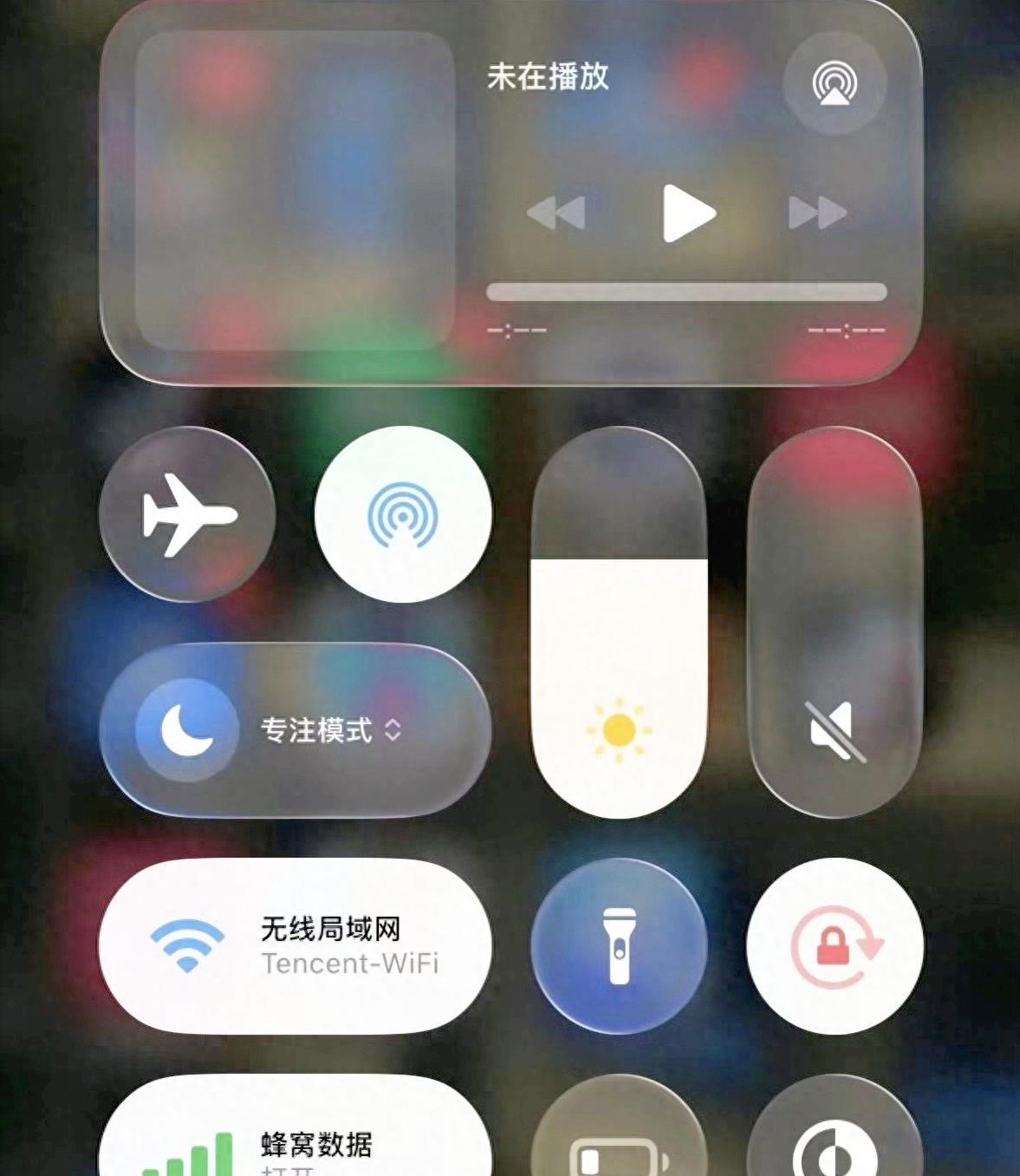 6.49GB大更新！iOS26界面被吐槽“丑”上热搜，老机型升级需谨慎